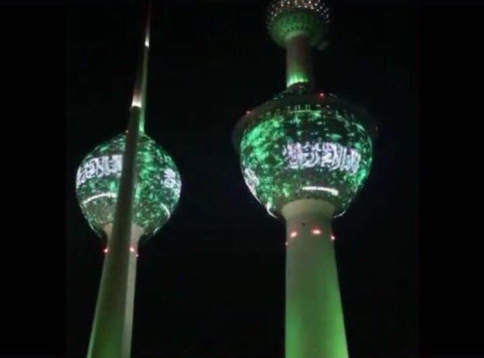 ReNgo_Sport's tweet photo. أبراج #الكويت  🇰🇼 تتوشحان بعلم #السعودية احتفالاً بتأهل المنتخب السعودي إلى كأس العالم 2018
#الاخضر_في_روسيا
#السعوديه_اليابان https://t.co/iOmIzY2o0y