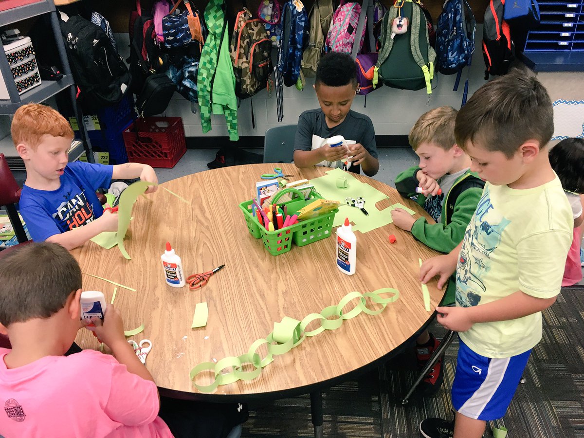 HHEMrsHarrel's tweet photo. Fixed mindset vs.growth mindset. Working together to solve problems. Tomorrow we'll connect each chain to make one. #r7MathWorkshop #r7proud https://t.co/G0eSUcbBLU