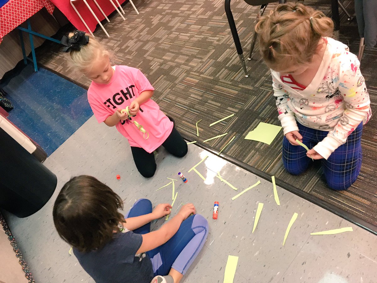 HHEMrsHarrel's tweet photo. Fixed mindset vs.growth mindset. Working together to solve problems. Tomorrow we'll connect each chain to make one. #r7MathWorkshop #r7proud https://t.co/G0eSUcbBLU