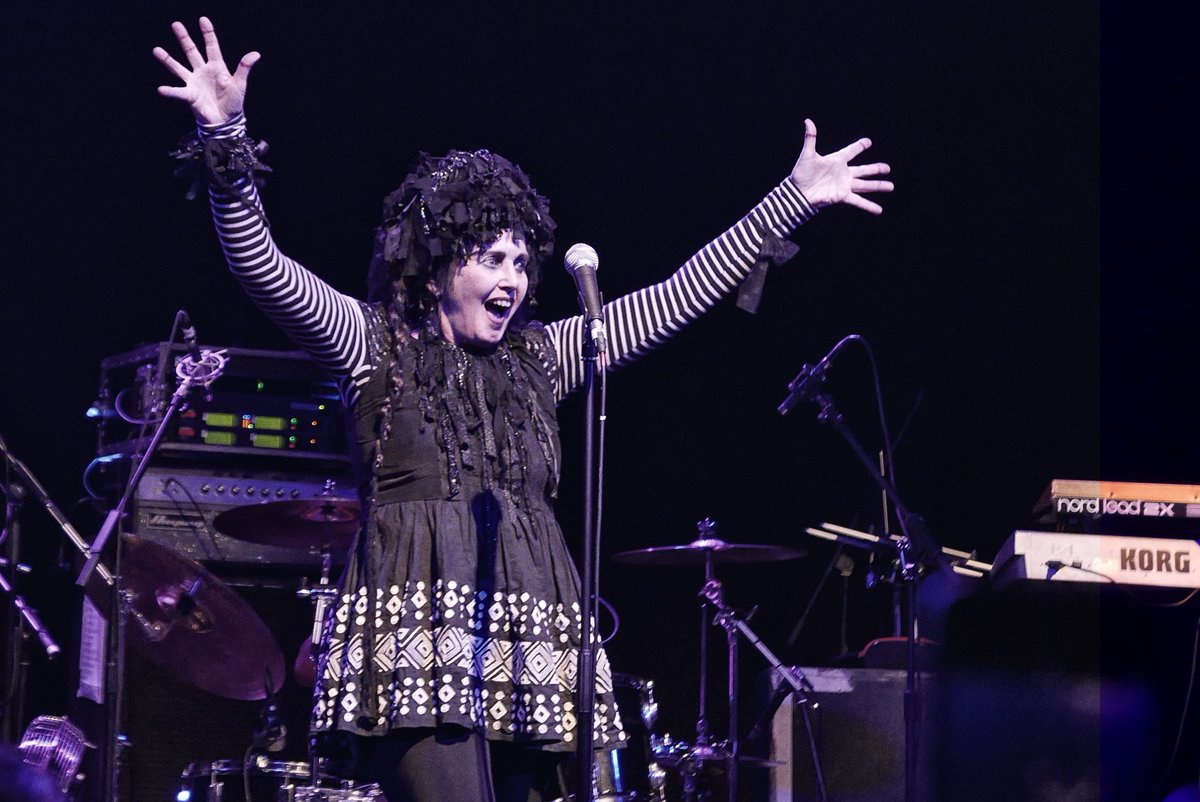 caroline_binnie's tweet photo. @Birmingham_81 @LeneLovichBand @GCPunkNewWave @pfurs @StiffRecords .Lena Lovich was delightfully daffy on Friday in Glasgow with @pfurs #bestiff https://t.co/jE5uzUTYj3