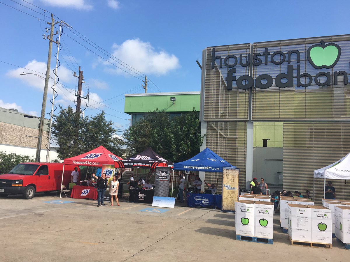 HoustonsEagle's tweet photo. Broadcasting till 7 tonight!! @HoustonsEagle @HoustonFoodBank food drive! Curbside drop off! #HurricaneHarveyRelief #notjusthouston https://t.co/PTPZsdQQOj