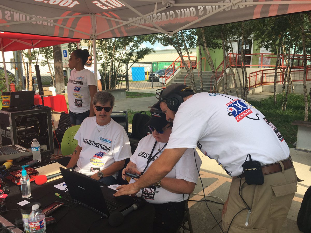HoustonsEagle's tweet photo. Broadcasting till 7 tonight!! @HoustonsEagle @HoustonFoodBank food drive! Curbside drop off! #HurricaneHarveyRelief #notjusthouston https://t.co/PTPZsdQQOj