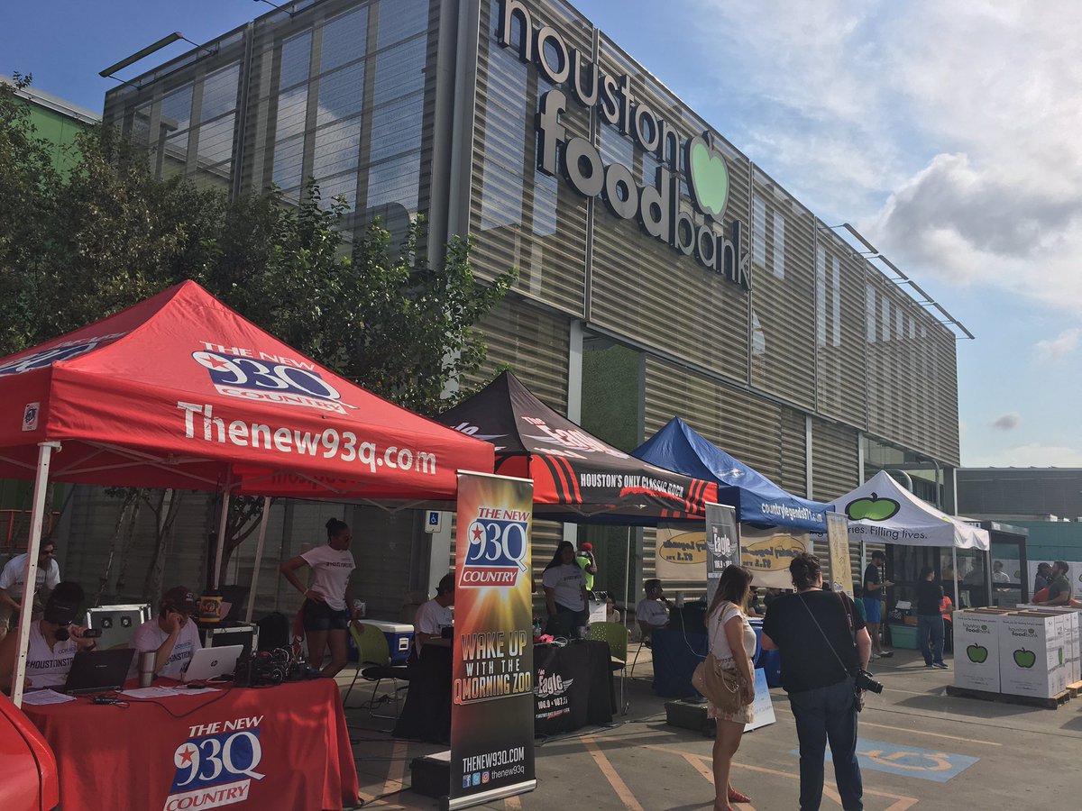 HoustonsEagle's tweet photo. Broadcasting till 7 tonight!! @HoustonsEagle @HoustonFoodBank food drive! Curbside drop off! #HurricaneHarveyRelief #notjusthouston https://t.co/PTPZsdQQOj