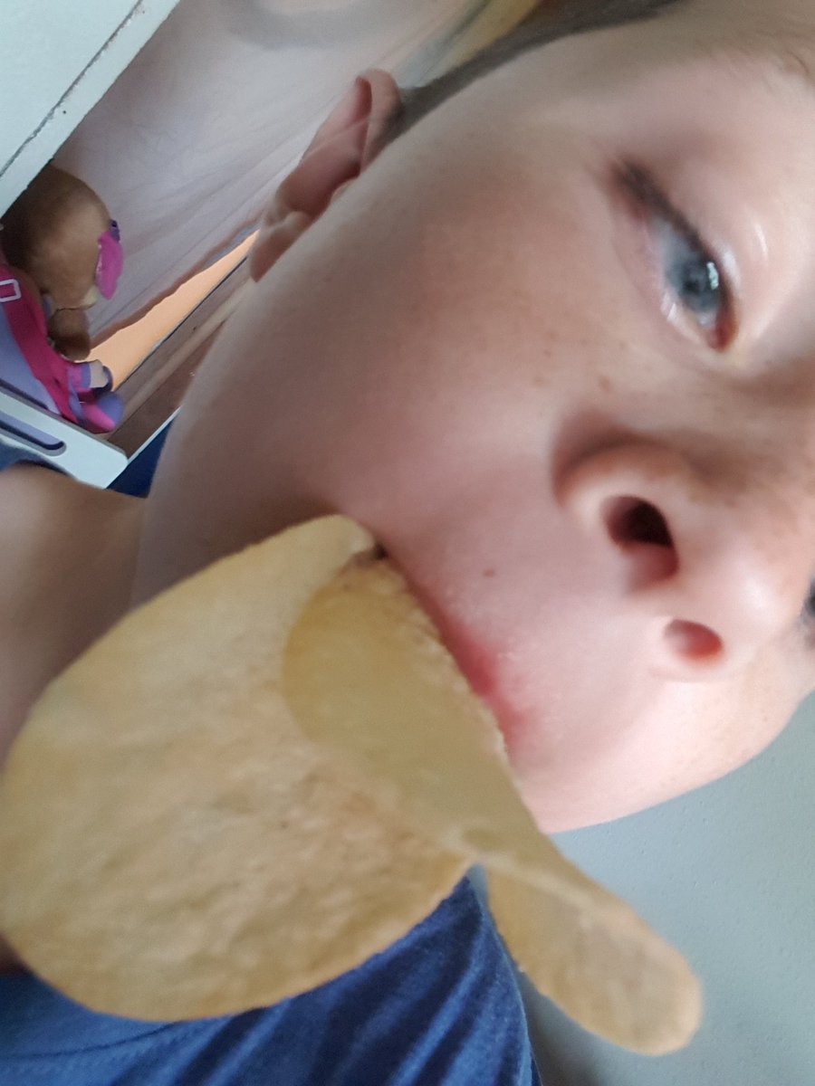 tweetin_ghost's tweet photo. @Pringles i broke my beak #ripquak https://t.co/Fd76jJTMTZ