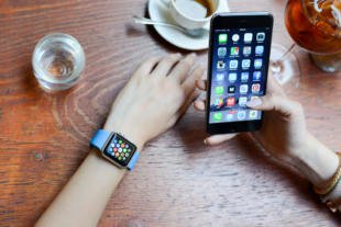 Merca20's tweet photo. El Apple Watch es la nueva herramienta para hacer trampa en el beisbol de Grandes Ligas - https://t.co/XWcAfEFvmU https://t.co/upcQOVCLek