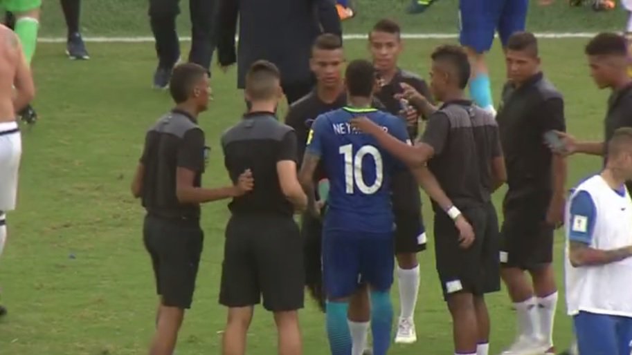 geglobo's tweet photo. Neymar tira muitas selfies com gandulas na Colômbia; veja o vídeo https://t.co/Ns3aNLr9Dc https://t.co/dg8wDOyaTI