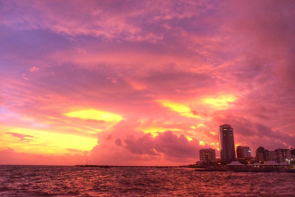 IG_MARTINIQUE's tweet photo. [ #SunsetOfthEDay ] • Un beau ciel de mauvais temps by @Jistin972 • #Martinique #Irma https://t.co/G8JM0ixQO3