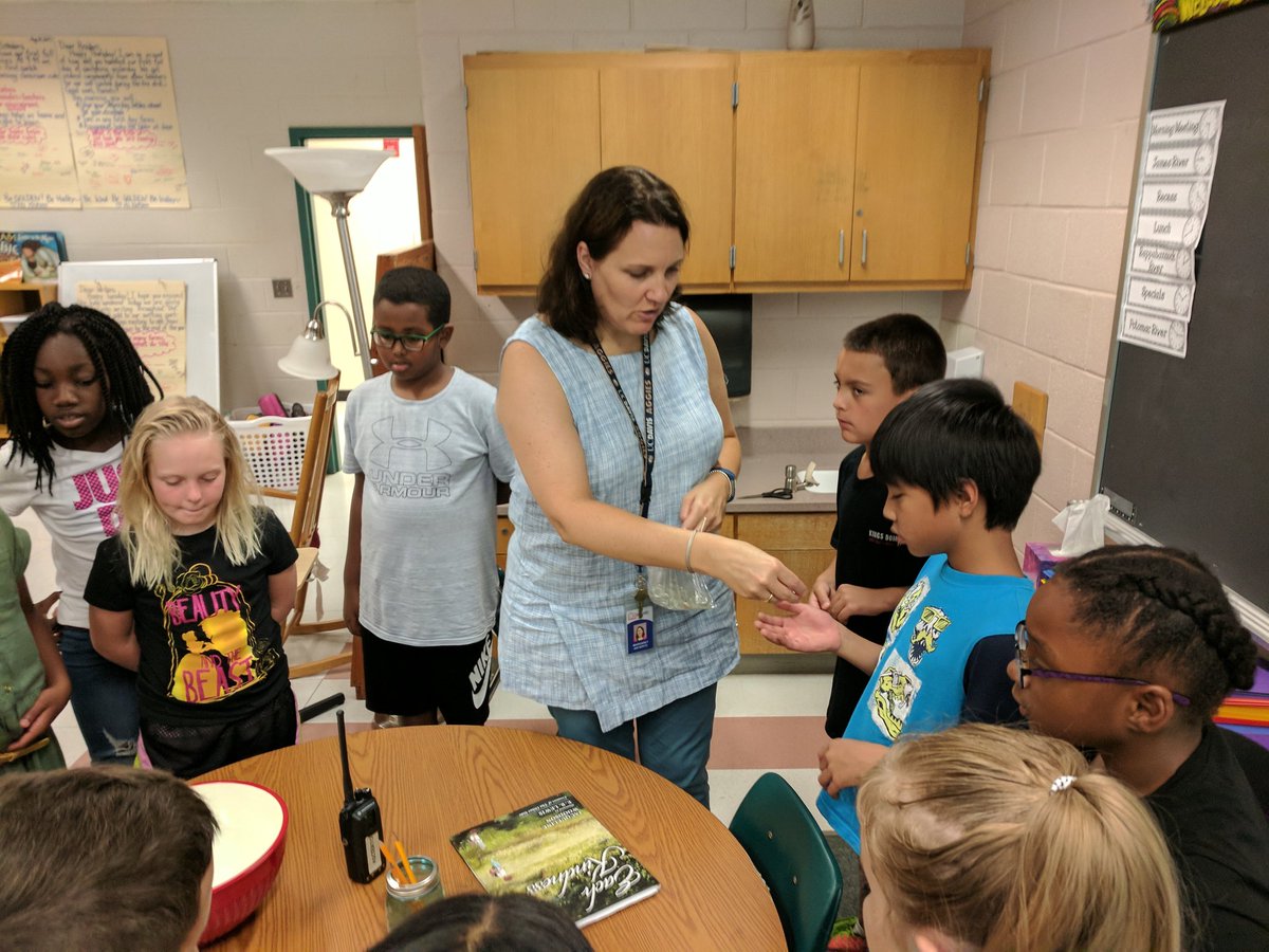 MsKeshava's tweet photo. Ms. Ascierto helps us reflect on kindness with an activity from @JackieWoodson book Each Kindness #HornetsHelpingHornets https://t.co/OzxA2Ecnrg