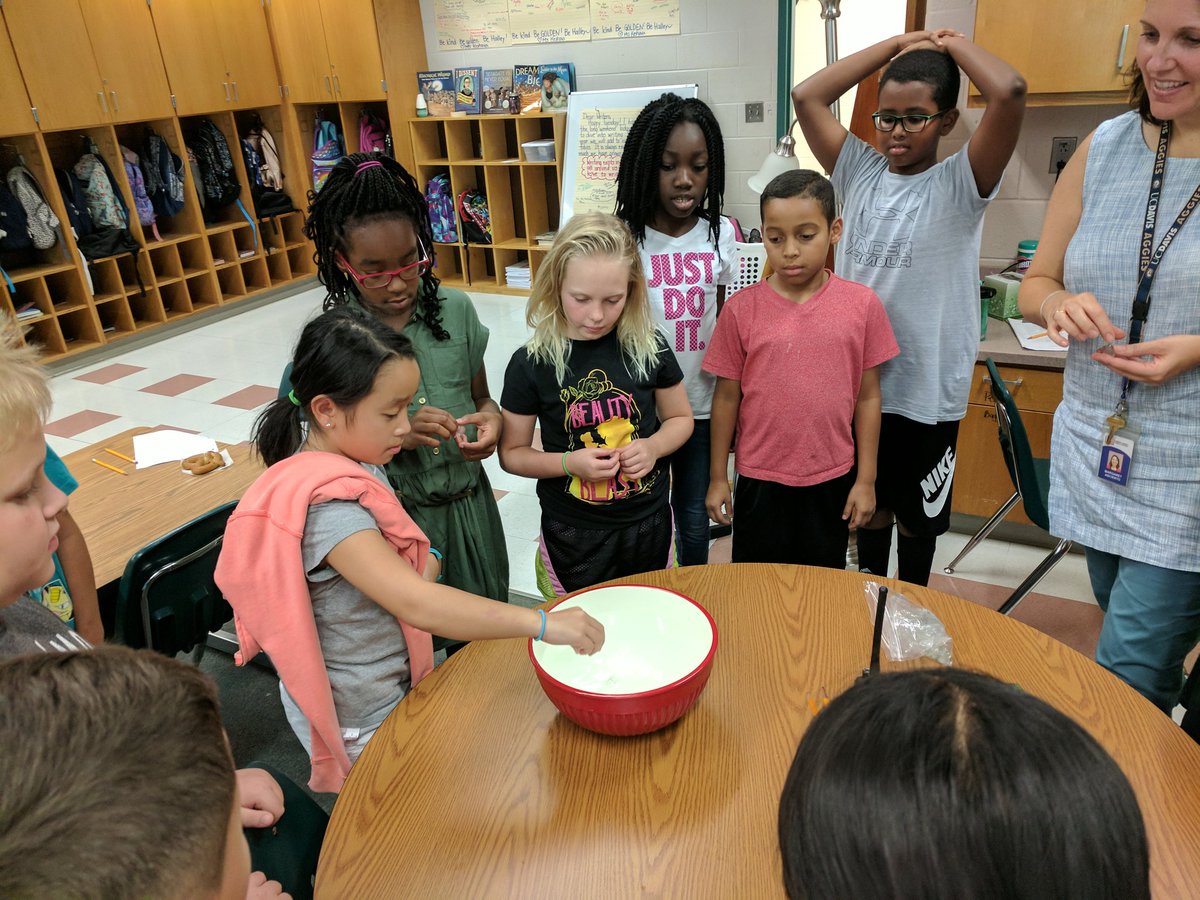 MsKeshava's tweet photo. Ms. Ascierto helps us reflect on kindness with an activity from @JackieWoodson book Each Kindness #HornetsHelpingHornets https://t.co/OzxA2Ecnrg