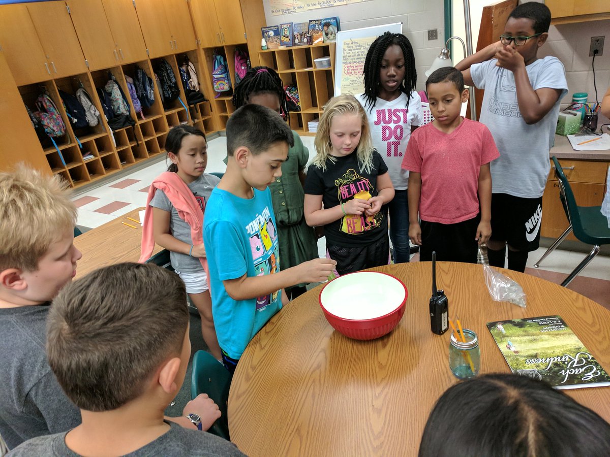 MsKeshava's tweet photo. Ms. Ascierto helps us reflect on kindness with an activity from @JackieWoodson book Each Kindness #HornetsHelpingHornets https://t.co/OzxA2Ecnrg