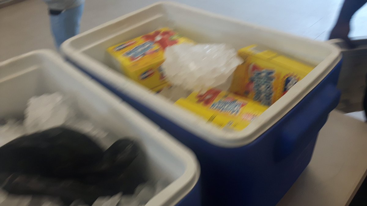 ecc_cic's tweet photo. Everyone who volunteered their time to pack the bags to our Etobicoke residents and businesses who donated,Thank U!! https://t.co/oW5XVFxG6D