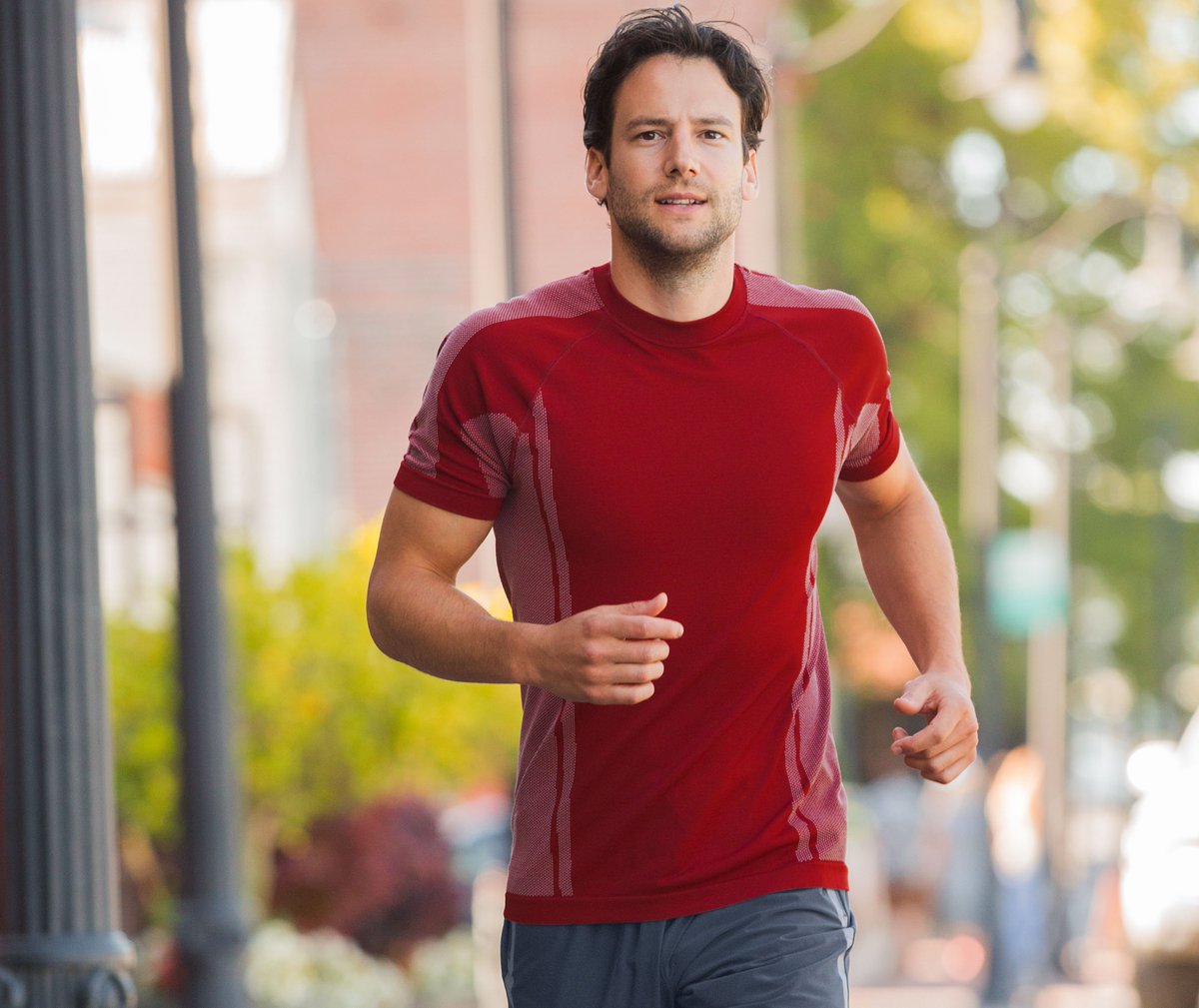 QORperformance's tweet photo. Hit the pavement early. The streets are all yours. QORtec Seamless Crew V2. https://t.co/dPUsuRnheE