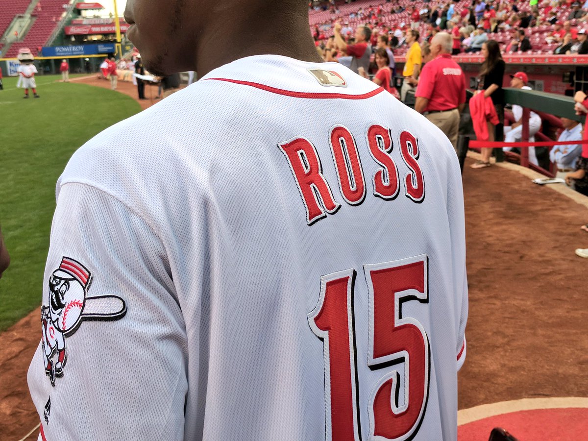 .@WatchJRoss with the @Reds threads to throw out tonight's first pitch ⚾️ https://t.co/mVX9B5wrtC