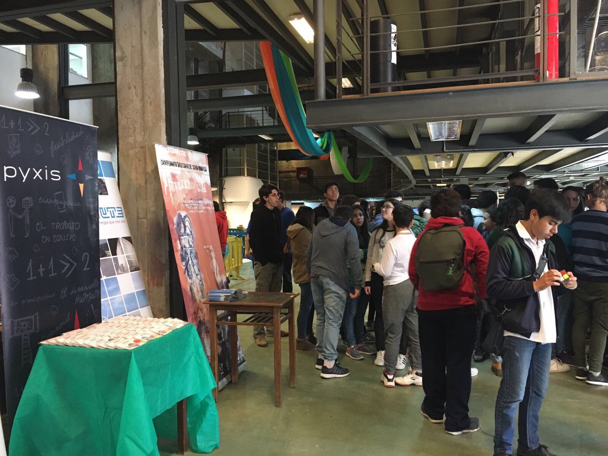 Pyxisportal's tweet photo. Segundo día en el campeonato juvenil de sumo robótico @sumo_uy 🤖👊🏼 #sumouy #FING https://t.co/FKSIsVDSd0