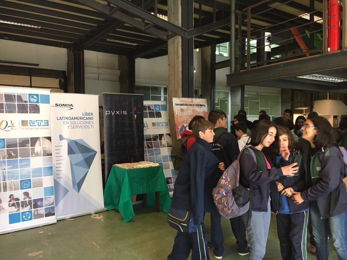 Pyxisportal's tweet photo. Segundo día en el campeonato juvenil de sumo robótico @sumo_uy 🤖👊🏼 #sumouy #FING https://t.co/FKSIsVDSd0