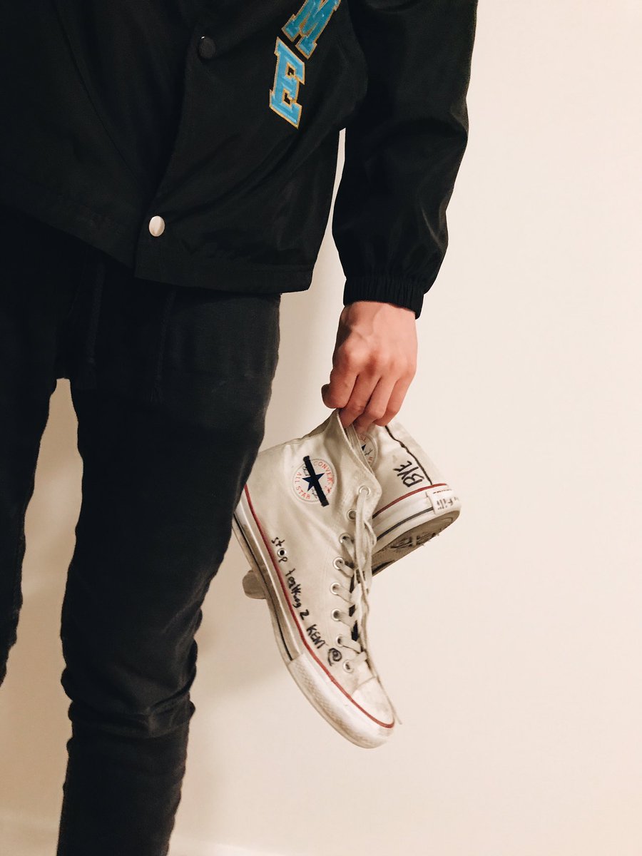 kentresting's tweet photo. #OFFCAMPUSCHUCKS @virgilabloh https://t.co/ZGqMoVBOSn
