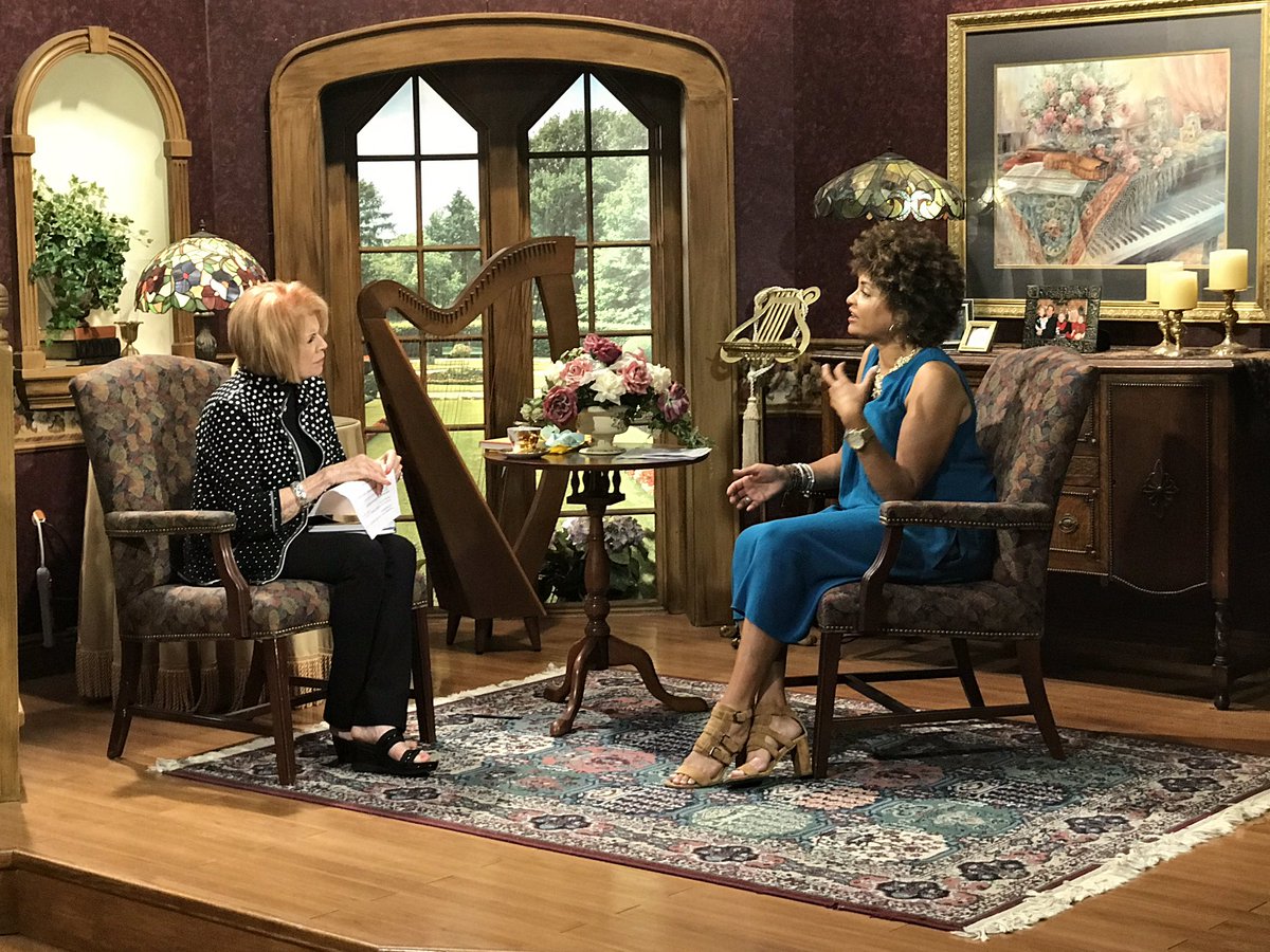 roxanebattle's tweet photo. 1st  #pocketsofjoy book tour iview. Talked about how #service leads 2 #joy. What r u doing 2 help others? #HurricaineHarvey #HopeForHouston https://t.co/r9adzLEtCm