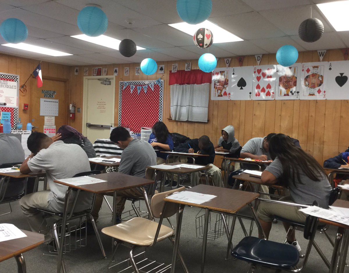 jedigarcia76's tweet photo. 2nd day and students drawing and writing where there feet went this summer. #neffstrong #neffinspired #neffproud https://t.co/TAQuiWIp3U