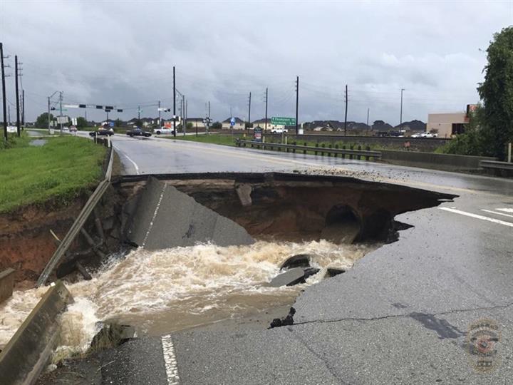 digoportal's tweet photo. Houston: El impresionante paso del huracán Harvey en imágenes → https://t.co/uXTcnw6iim https://t.co/SYuiT8lzsw