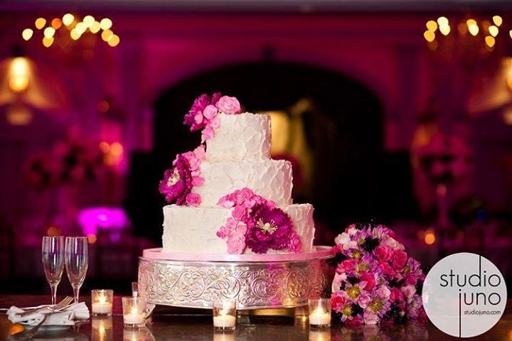 MarieKubin's tweet photo. Gorg #weddingcake & purple uplighting at this wedding #venue! Great photo via #studiojuno https://t.co/9TVaMBGjOE