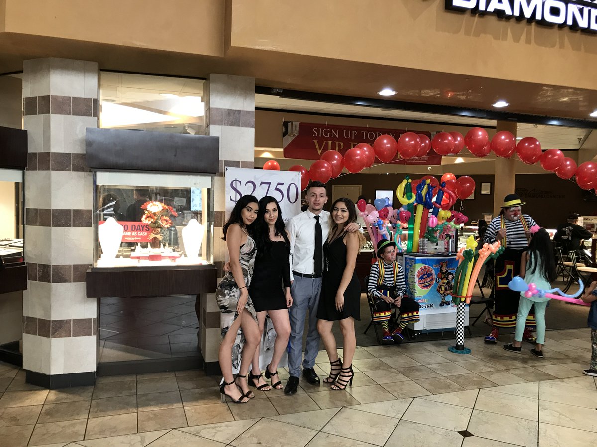 AzDiamondCenter's tweet photo. Some of our team at our @DesertSkyMall location. #TuesdayMotivation #CustomerExperience #CustomerService https://t.co/DdVXDf1Pqx