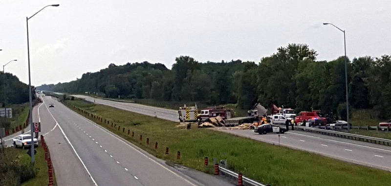 RIGHT NOW: Truck tips over on Highway 401 bit.ly/2goX69N #Lancaster #Highway401 #closed #westbound https://t.co/BLhiU9uxGK