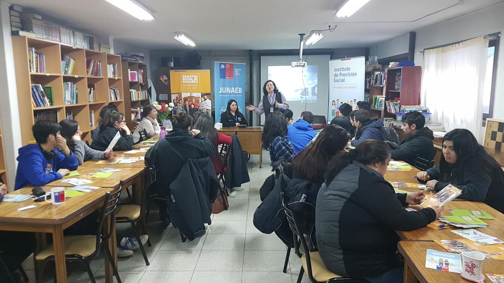 DPPAntarticaCL's tweet photo. @junaeb_XII @IPSMagallanes y @RSH_XII entregan info de #FUAS #ClaveÚnica y #BecasJunaeb al 4° Medio de #PtoWilliams https://t.co/hvBoIZ2Tpv