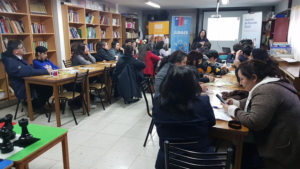 DPPAntarticaCL's tweet photo. @junaeb_XII @IPSMagallanes y @RSH_XII entregan info de #FUAS #ClaveÚnica y #BecasJunaeb al 4° Medio de #PtoWilliams https://t.co/hvBoIZ2Tpv