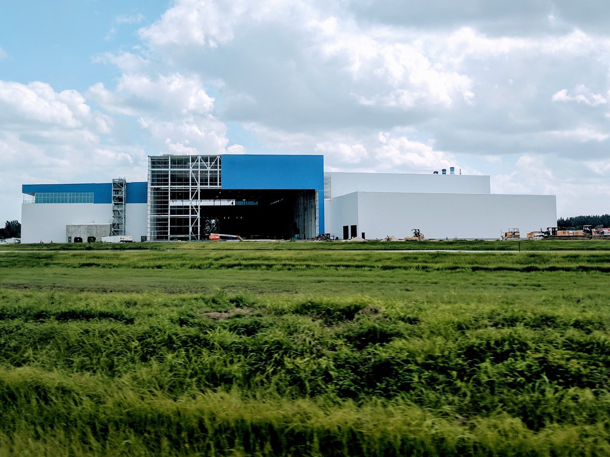 mtwiden's tweet photo. Exciting things happening in @BrevardCo_FL. @blueorigin building is massive along with #oneweb #spacetech https://t.co/oNVuFpXGEX