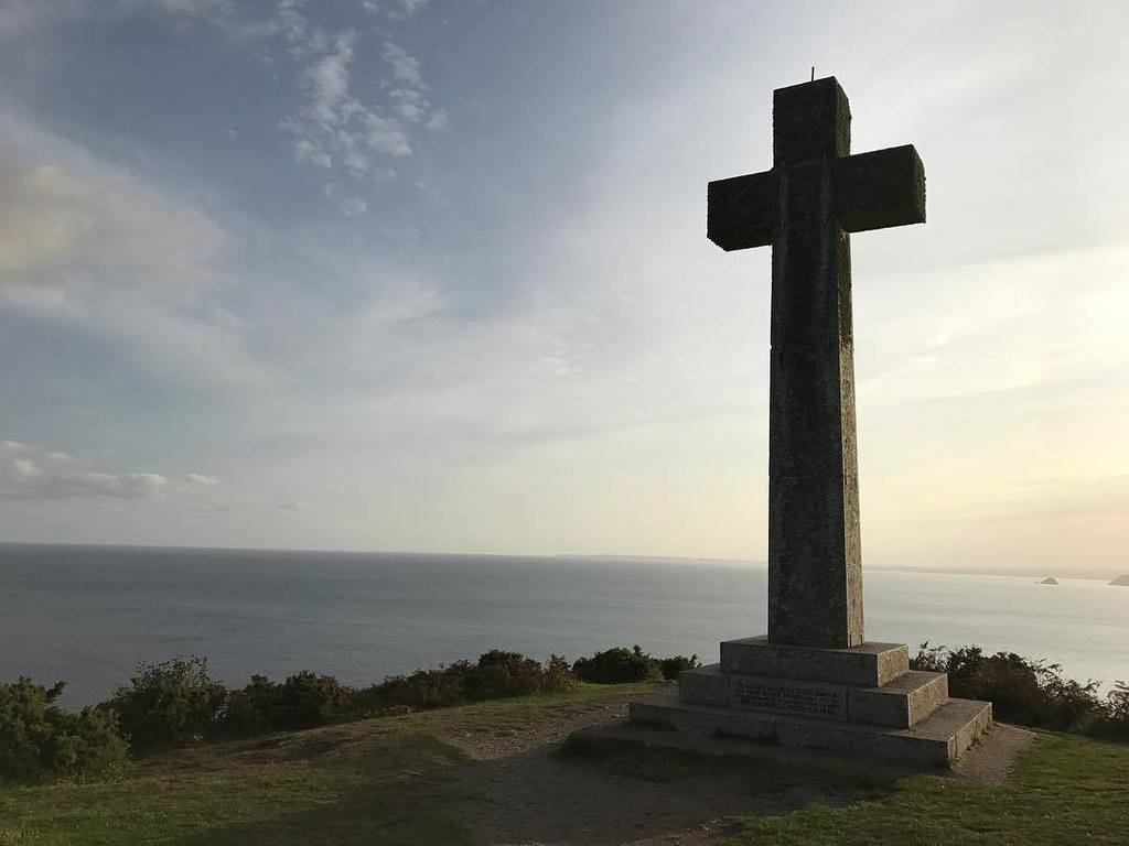 SeaKisses's tweet photo. A beautiful evening glow on the Dodman Cross #seakisses #coastal #seaside #dodmanpoint #getoutside #sunset #swisbest #lovelycornwall #lovec… https://t.co/aRoLkancls