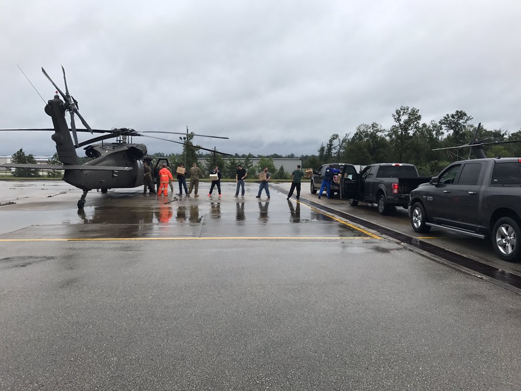 ReserveAviation's tweet photo. @USArmyReserve #Soldiers from 1-158th AHB unload supplies to representatives from @TexasChildrens #Harvey2017 https://t.co/yAGW6WGEJT