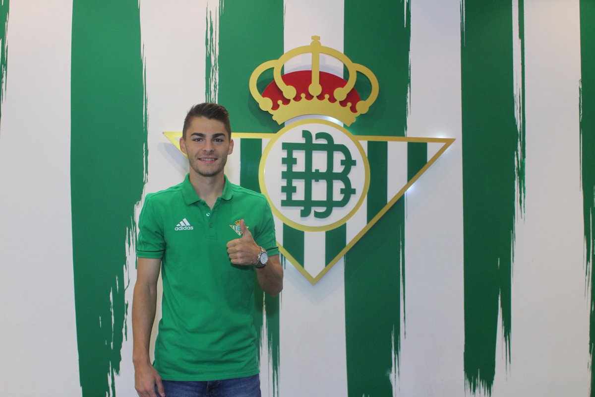 liberbeltran11's tweet photo. Nuevas retos y nuevas ilusiones. Muchas Gracias al @RealBetis por apostar y confiar en mi! Trabajaré duro para poder estar a la altura💪💪⚽️💚 https://t.co/dr3O4UOpK3