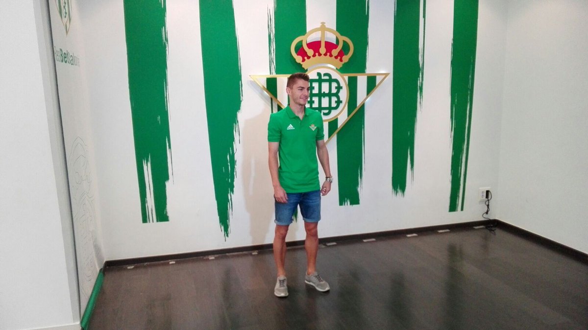 liberbeltran11's tweet photo. Nuevas retos y nuevas ilusiones. Muchas Gracias al @RealBetis por apostar y confiar en mi! Trabajaré duro para poder estar a la altura💪💪⚽️💚 https://t.co/dr3O4UOpK3