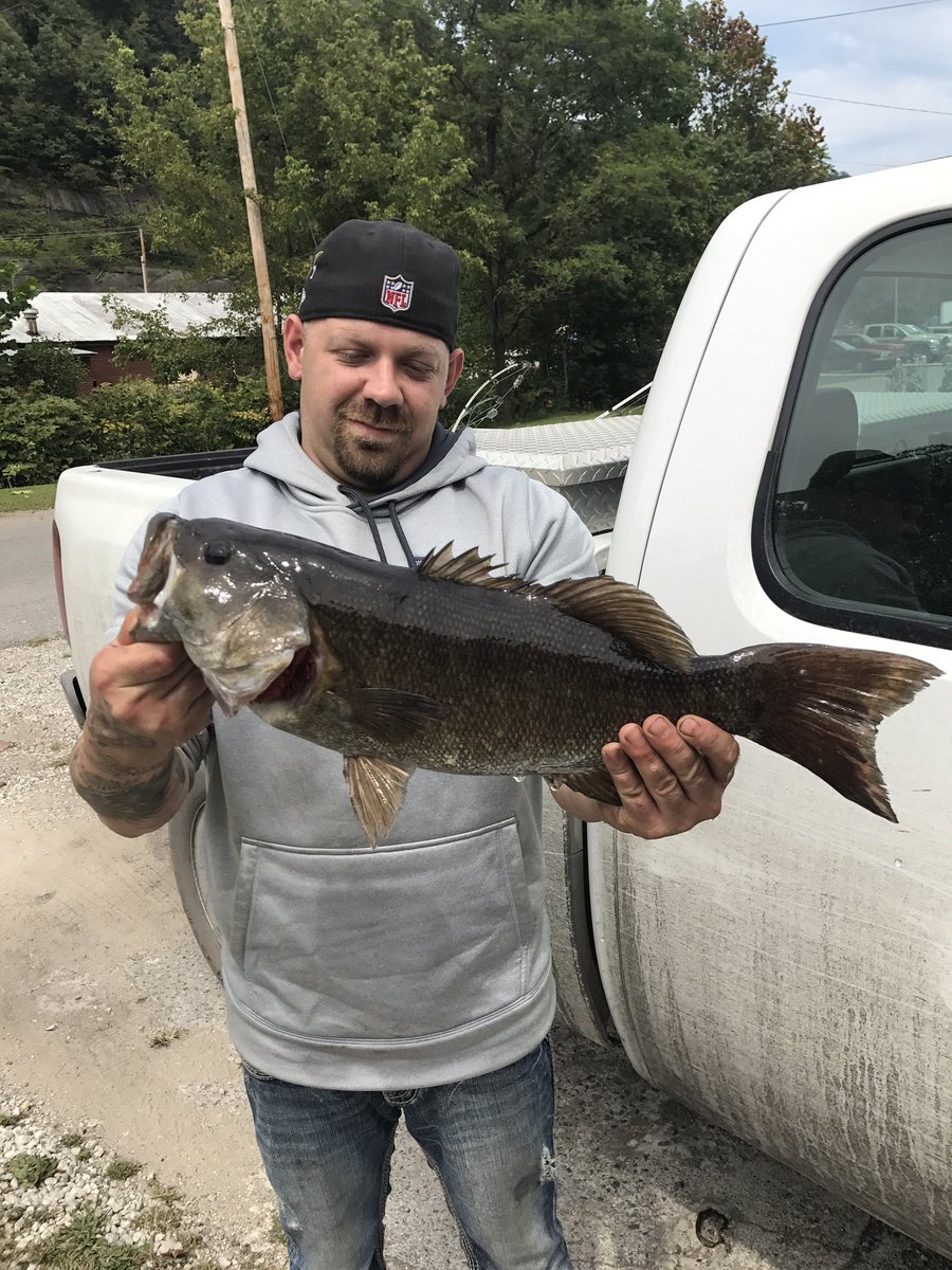 haleyeah1550's tweet photo. Huge small mouth #wvbass #smallmouth https://t.co/mIcQe71Gzk