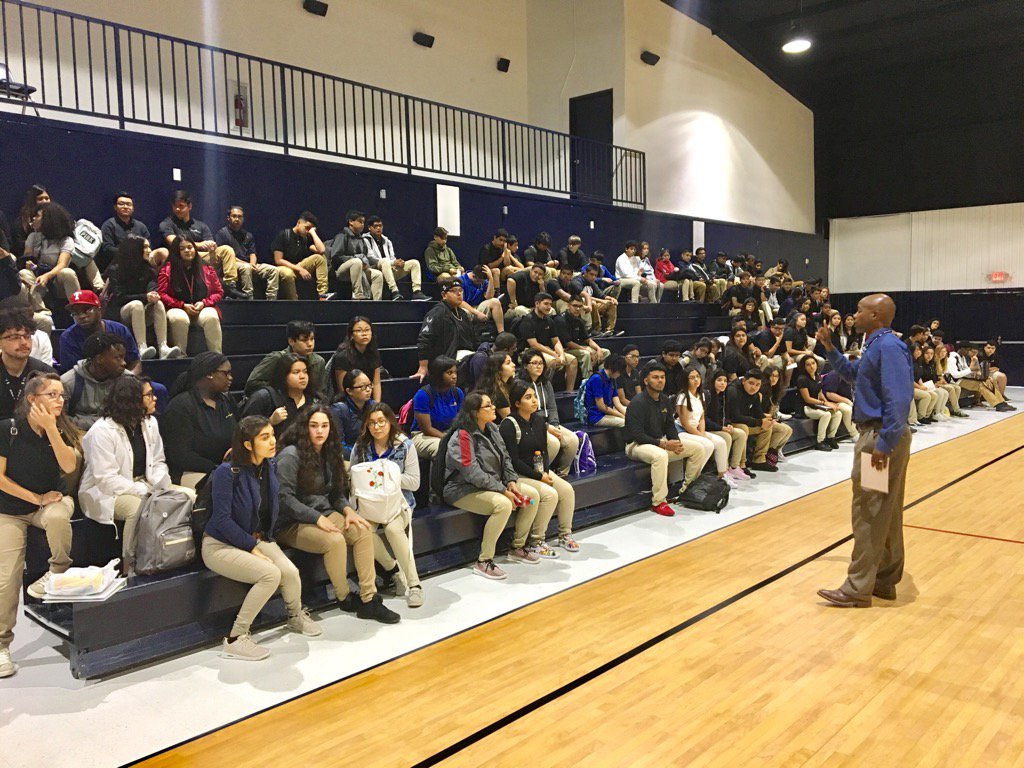advantageeagles's tweet photo. Our high school scholars are ready for the new year. @AdvantageGPE #AAGPE https://t.co/woFmq7frik