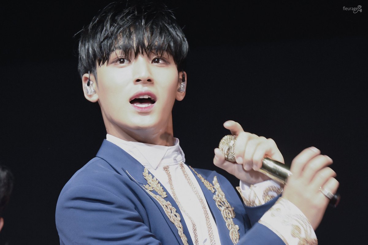 fleurage_17's tweet photo. 170827 NYC 밍구야!!!! 사랑해!!!!!!!!!!ㅠㅠㅠㅠㅠㅠㅠ💓 #민규 #mingyu #세븐틴 #DiamondEdgeinNYC  @pledis_17 https://t.co/48XQn6sZa7https://t.co/LEiMLLfUUV https://t.co/BN4DqJIbPg