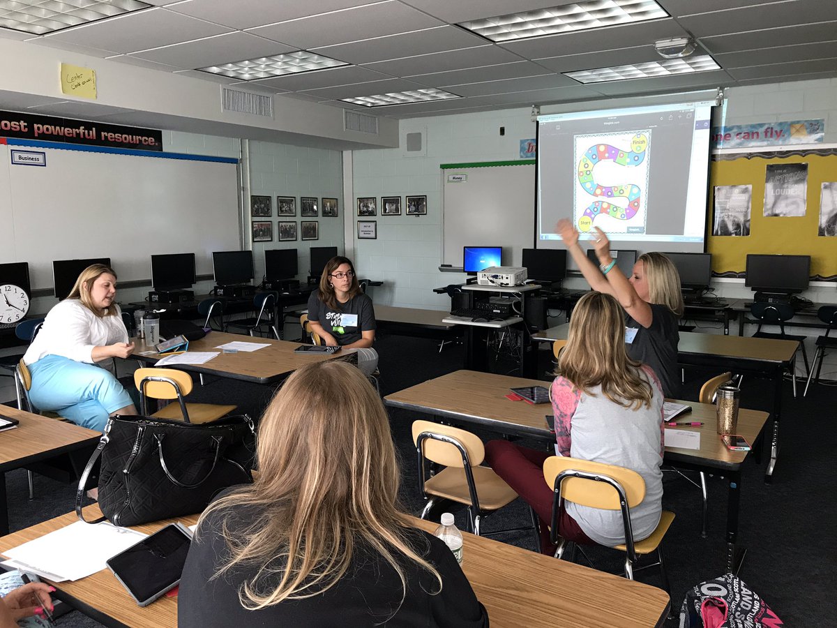 Durand_Eastman's tweet photo. #digifest2017 DE Staff talking instruction during their summer vacation! https://t.co/TfsUyC9kgL