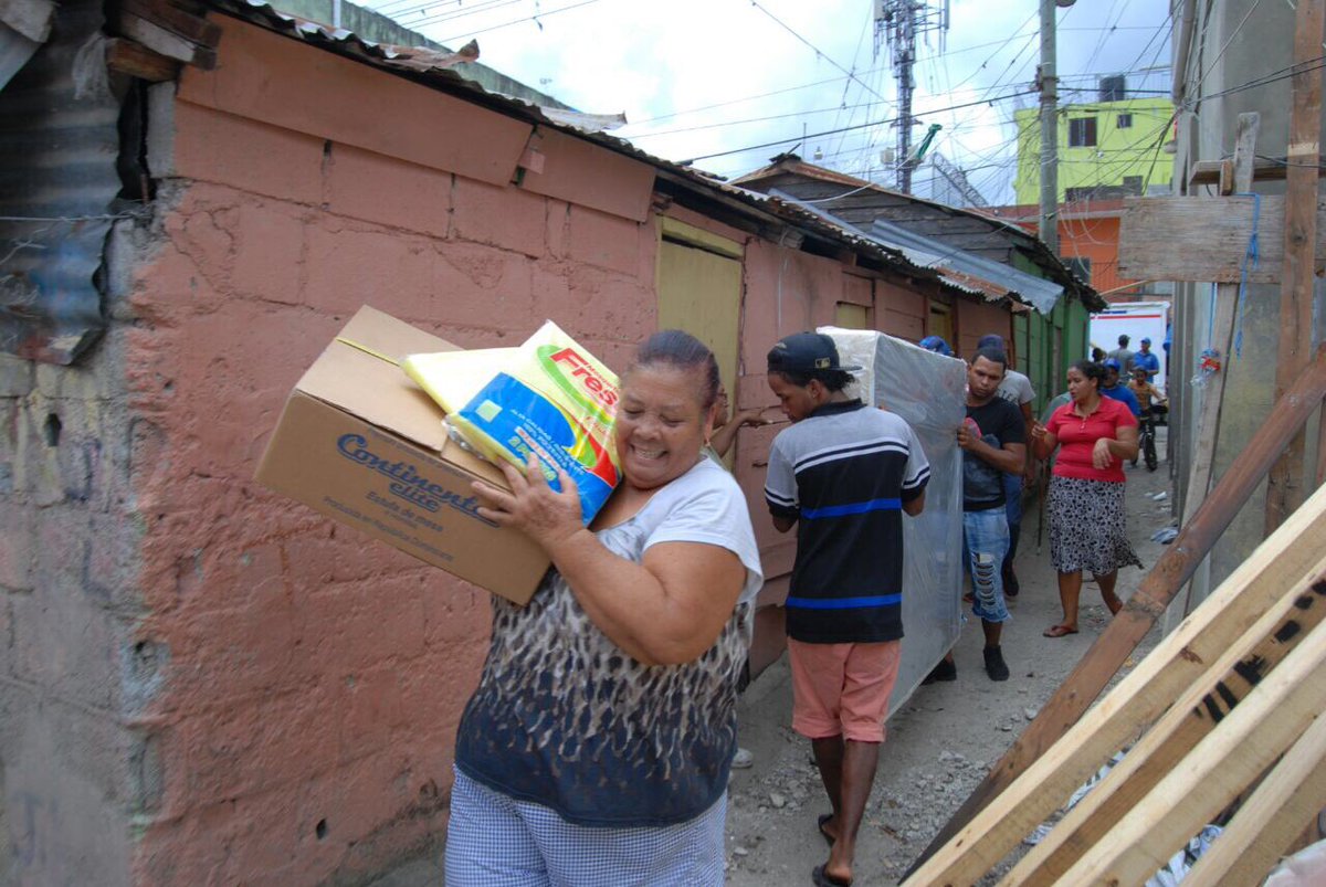 PlansocialRD's tweet photo. En La Zurza, Soraya Báez está feliz. Se lleva para su casita, estufa nueva con cilindro de gas, colchones y sábanas.
#RDCreceYSeDemocratiza https://t.co/0CTvWhibxw