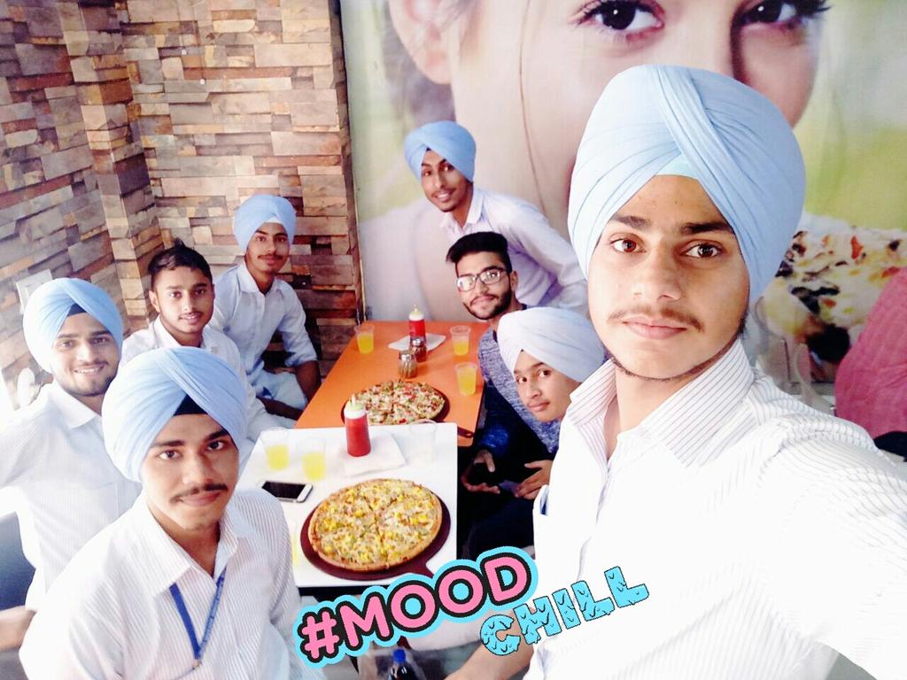 sanam_brar's tweet photo. #fun_shun #yaar_beli https://t.co/oXKe5BRWw3