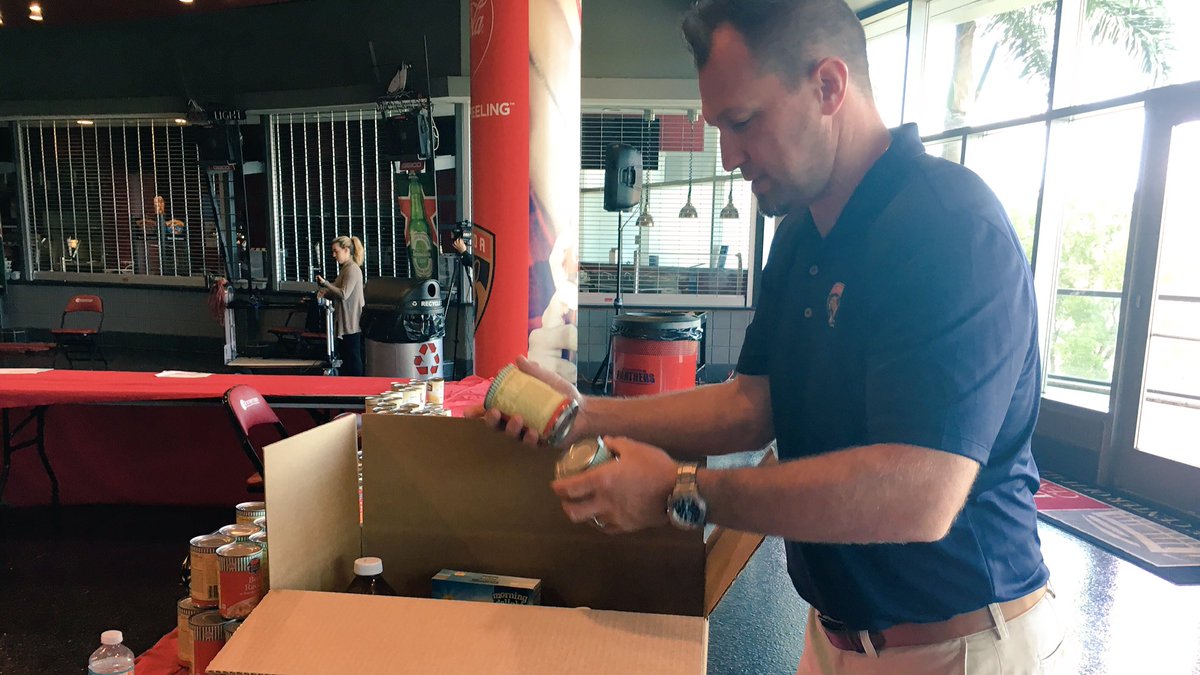 #FlaPanthers Director of Player Personnel Bryan McCabe assists with packing for @TheHarvestDrive at @thebbtcenter! https://t.co/ZzfbpmO1d6