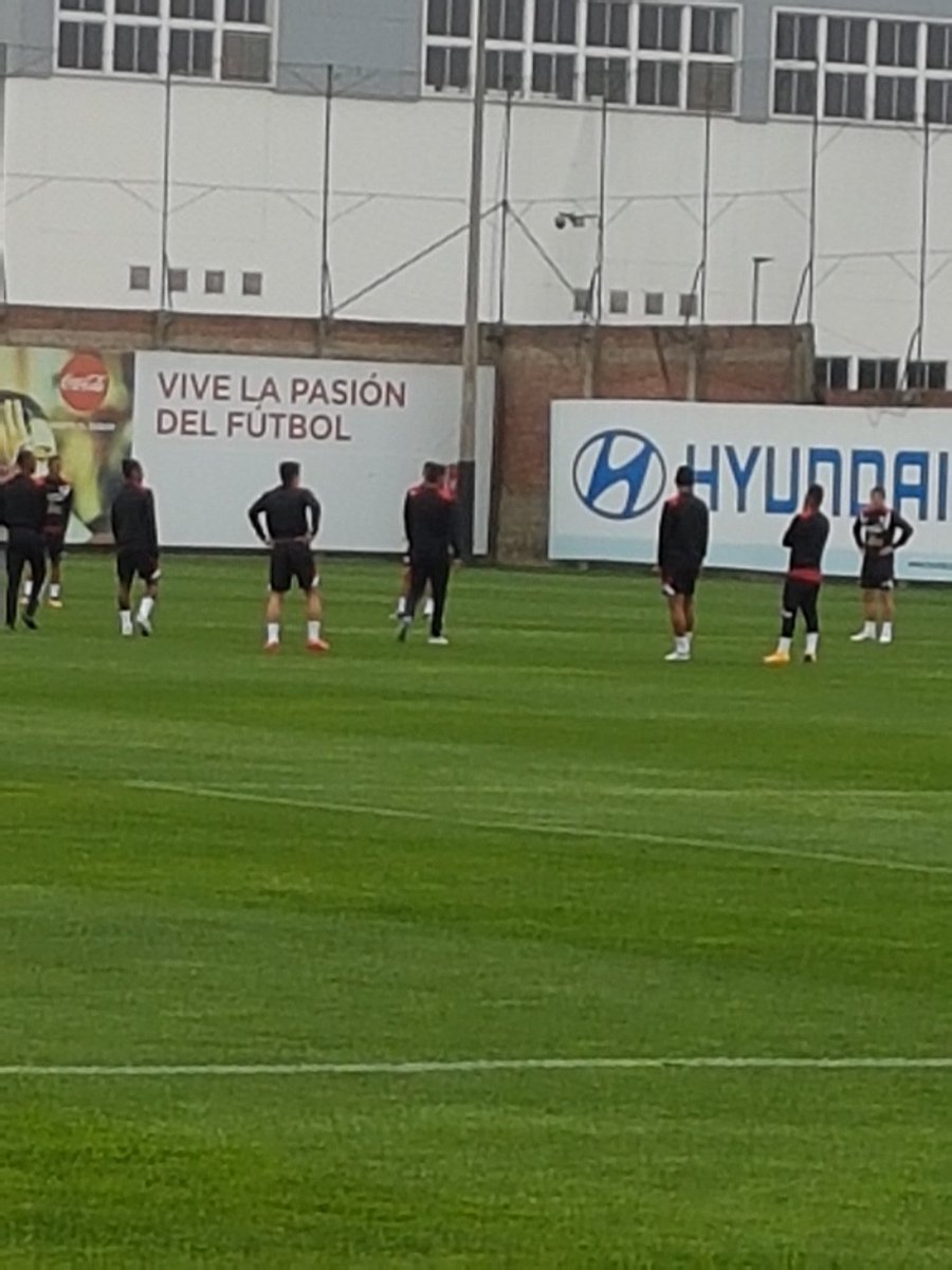 mcoellop's tweet photo. La seleccion peruana inicia el noveno dia de entrenamiento de cara al encuentro con Bolivia. @larepublica_pe https://t.co/Gnvj8UpLIi