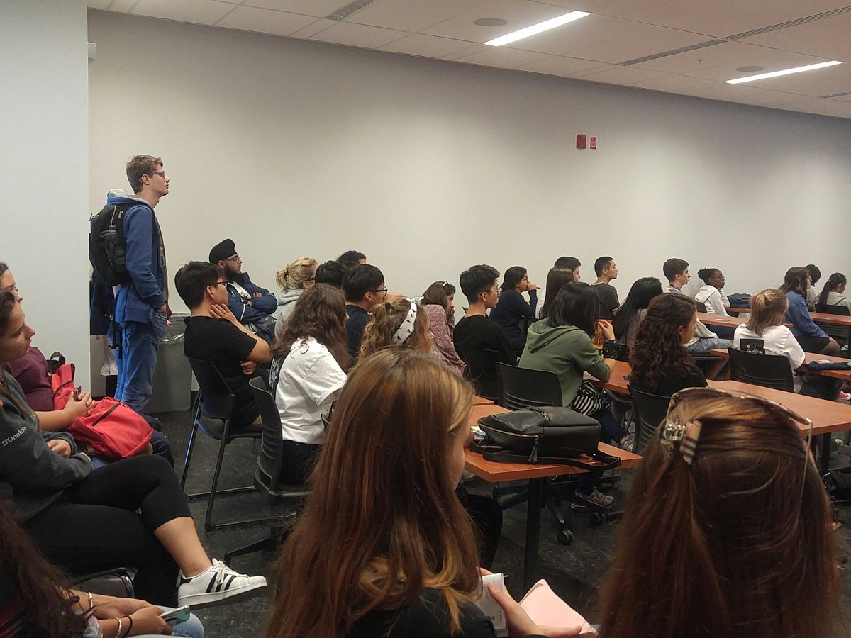 UTMIEC's tweet photo. We have a full house in our O-Week Travel Session! #utmOWeek #TravelWithIEC https://t.co/As47ni9aWb