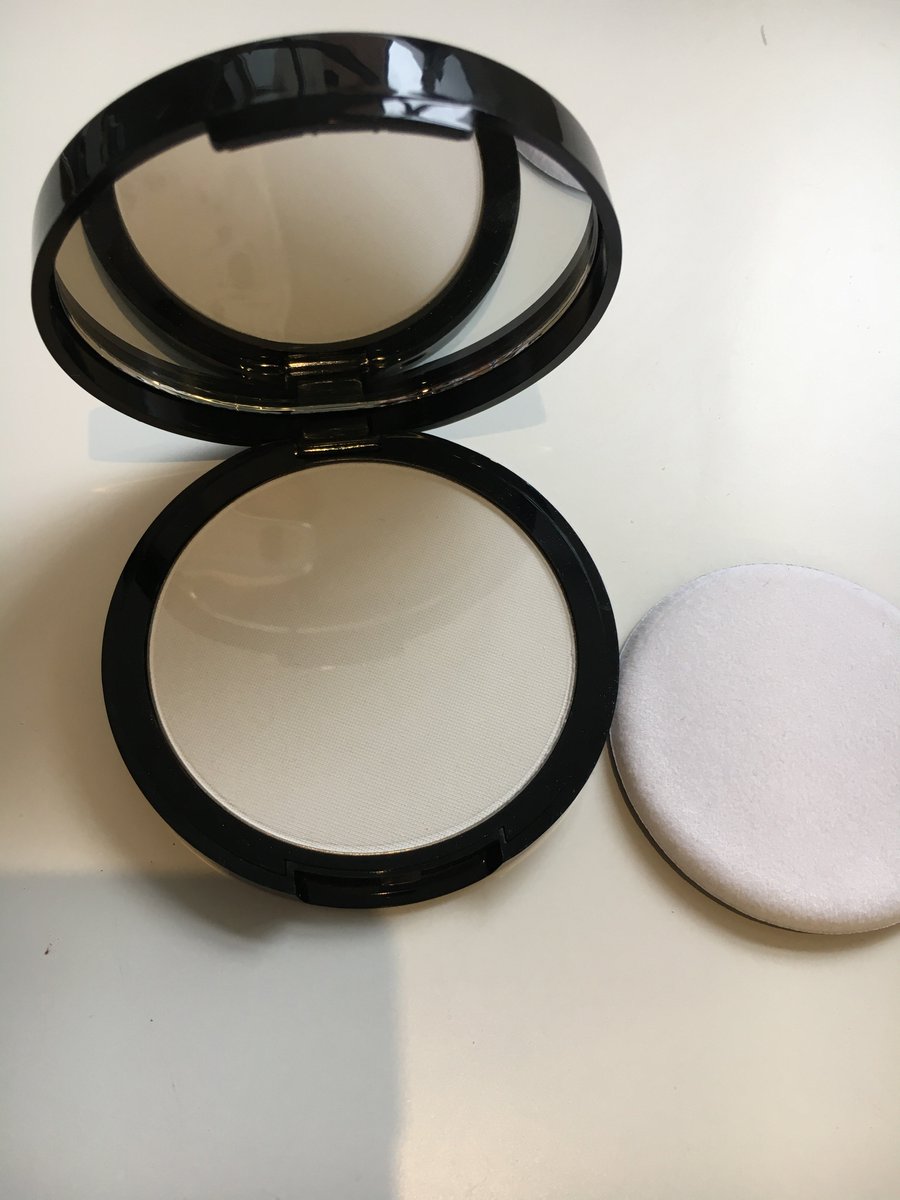 db_SalonAcademy's tweet photo. Keep your #selfiegame strong and keep the shine away with the #dbFACE Invisible Blotting powder! https://t.co/9P0ytucOqZ
