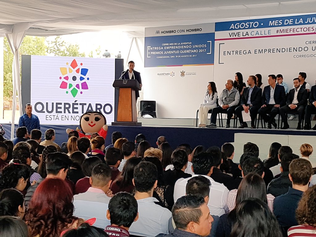 RomeroCoello's tweet photo. Acompaño al Gobernador @PanchDominguez y @TANIAPK en la entrega del Premio Juventud #Quererato. #MesDeLaJuventud https://t.co/QMygDzdopb
