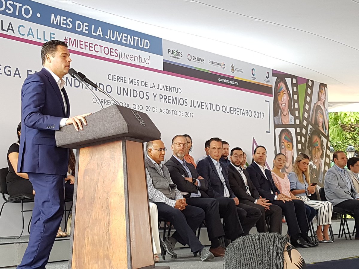 RomeroCoello's tweet photo. Acompaño al Gobernador @PanchDominguez y @TANIAPK en la entrega del Premio Juventud #Quererato. #MesDeLaJuventud https://t.co/QMygDzdopb