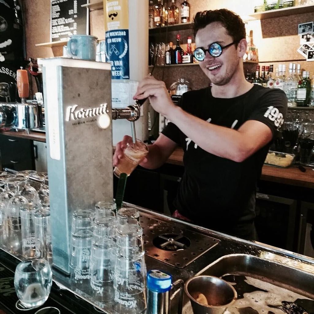 Cafe_Fest's tweet photo. Zelfs met spacebril tapt deze barman perfecte biertjes #cafefest #beer #kornuit #tap #barman https://t.co/ut2t8vypE2 https://t.co/tsESXra9Z1
