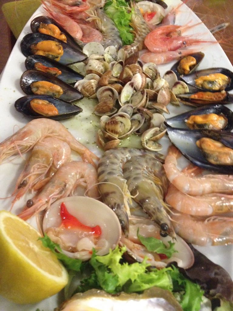MqGodoy's tweet photo. ¿Algo mejor que una buena degustación de marisco? 😋 #malaga #muelleuno #gastronomia https://t.co/ywgg5cjxJV
