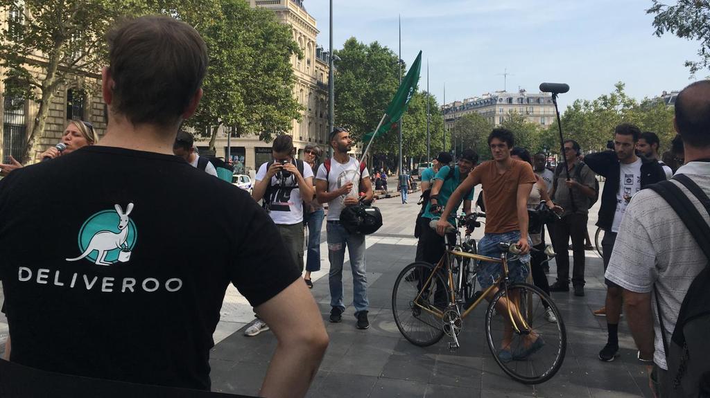 EconomieC's tweet photo. Une astreinte non payée mais pendant laquelle ils ne peuvent pas travailler pour une autre plateforme dérive de l'… https://t.co/ljggwcgDDX https://t.co/xb6LTIqJah