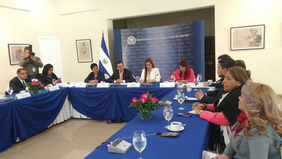 cancilleriasv's tweet photo. Relación con EUA pasa por un momento excelente: hemos tenido Conf. #CentAm2017 y visita Fiscal Gral. de ese país. @HugoMartinezSV #CRREEAL https://t.co/eyaSQvwk96