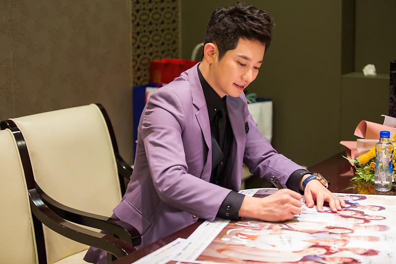 ParkSiHooINA's tweet photo. 2017.08.29 Hoo Factory blog Naver post Update (2)
Source : https://t.co/htMtxaCHvb
#parksihoo 
#HooFactory 
#mygoldenlife 
#박시후 
#황금빛내인생 https://t.co/GVuzxGobIU